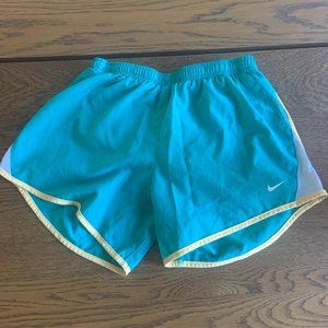 Girls (L) nike shorts, great condition!
